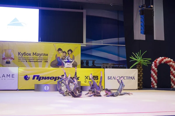 MINSK - MAY 24: Unidentified children compete in the Maugli-CUP international competition in gymnastics on May 24, 2015, in Minsk, Belarus. — Stock Photo, Image