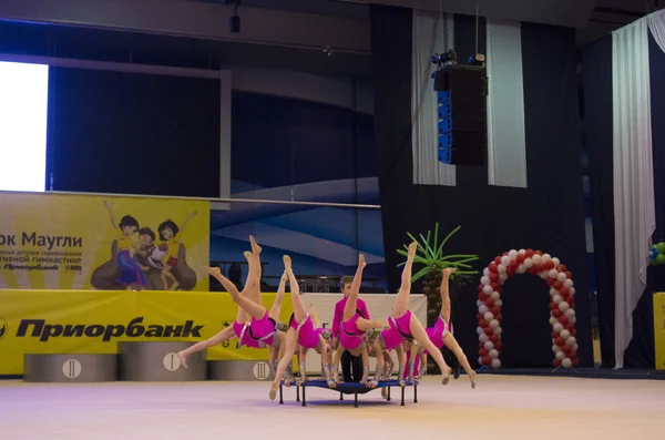 MINSK - MAY 24: Unidentified children compete in the Maugli-CUP international competition in gymnastics on May 24, 2015, in Minsk, Belarus. — Stock Photo, Image