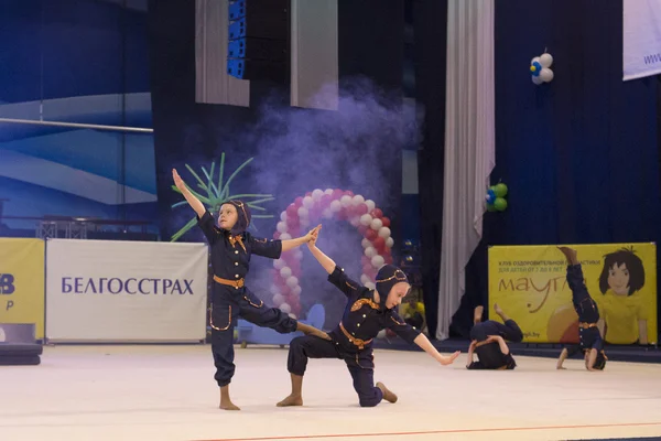 MINSK - 24 de maio: Crianças não identificadas competem na competição internacional Maugli-CUP em ginástica em 24 de maio de 2015, em Minsk, Bielorrússia . — Fotografia de Stock