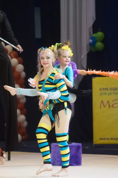 MINSK - 24 DE MAYO: Niños no identificados compiten en el concurso internacional Maugli-CUP en gimnasia el 24 de mayo de 2015, en Minsk, Bielorrusia . — Foto de Stock