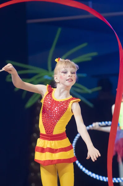 Minsk - 24 Mayıs: Tanımlanamayan çocuk rekabet Maugli-Cup uluslararası rekabet jimnastik üzerinde 24 Mayıs 2015, Minsk, Beyaz Rusya. — Stok fotoğraf