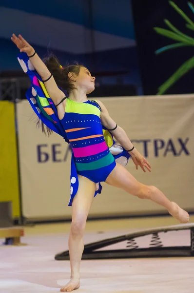 MINSK - 24 MAI : Des enfants non identifiés participent à la compétition internationale Maugli-CUP de gymnastique le 24 mai 2015 à Minsk, Biélorussie . — Photo