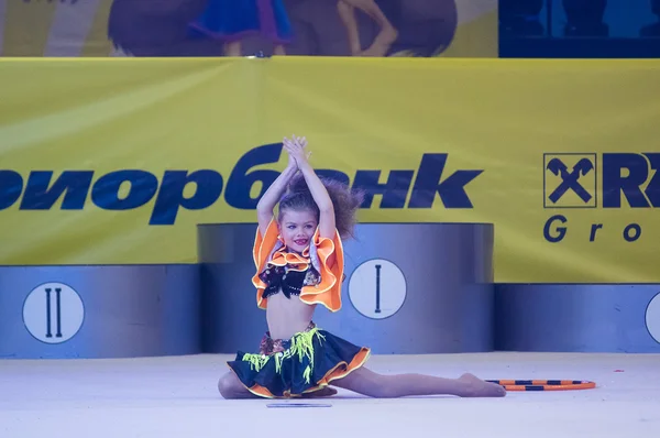 Minsk - 24 maj: Oidentifierade barn tävla i Maugli-Cup internationell konkurrens i gymnastik på 24 maj 2015, i Minsk, Vitryssland. — Stockfoto