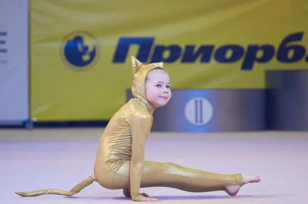 MINSK - MAY 24: Unidentified children compete in the Maugli-CUP international competition in gymnastics on May 24, 2015, in Minsk, Belarus. — Stock Photo, Image
