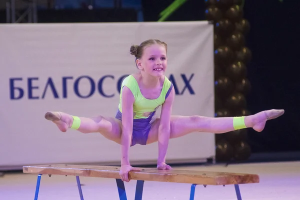 MINSK - 24 MAI : Des enfants non identifiés participent à la compétition internationale Maugli-CUP de gymnastique le 24 mai 2015 à Minsk, Biélorussie . — Photo