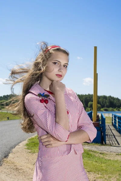 Belleza vintage adolescente Chica posando al aire libre —  Fotos de Stock