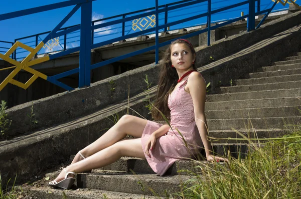 Beleza vintage teen Menina posando ao ar livre Fotos De Bancos De Imagens Sem Royalties