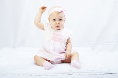 Bebek kız beyaz stüdyo çevrede oynamaktan