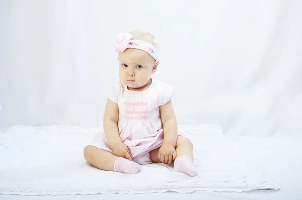 Niña jugando en los alrededores del estudio blanco —  Fotos de Stock