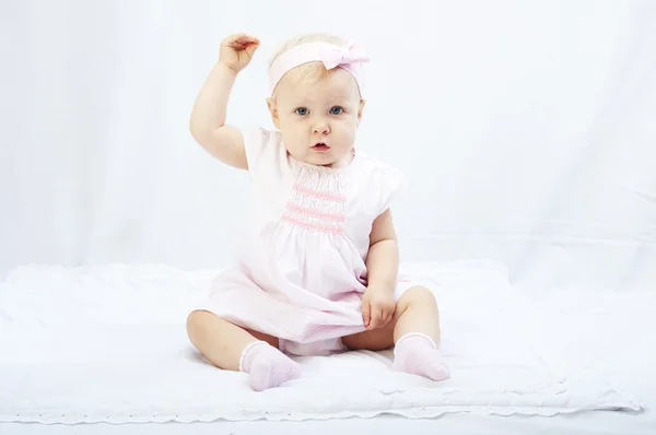 A fehér stúdió környezetben játék baba lány — Stock Fotó
