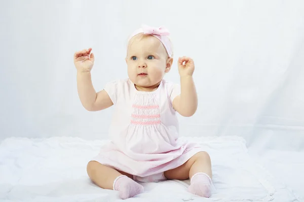 Niña jugando en los alrededores del estudio blanco —  Fotos de Stock