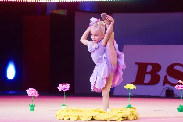 MINSK, BELARUS DECEMBER 05: Surovegina Mariya from ' Smolevichy' participate with 'Fairy Flowers'  in 'Baby Cup - BSB Bank' children's competitions in gymnastics , 05 December 2015 in Minsk, Belarus. — Stock fotografie