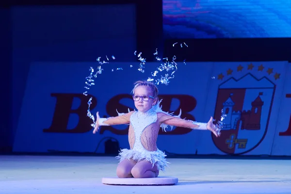 MINSK, BELARUS DECEMBER 05: Miroslava Vabischevich from ' SK Mowgli' participate with 'Angel of Peace'  in 'Baby Cup - BSB Bank' children's competitions in gymnastics , 05 December 2015 in Minsk, Bela — Stock Photo, Image