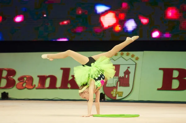 MINSK, BELARUS DECEMBER 05: Ulas Kristina from ' SK Mowgli' participate with 'Merry turmoil'  in 'Baby Cup - BSB Bank' children's competitions in gymnastics , 05 December 2015 in Minsk, Belarus. — Stock fotografie