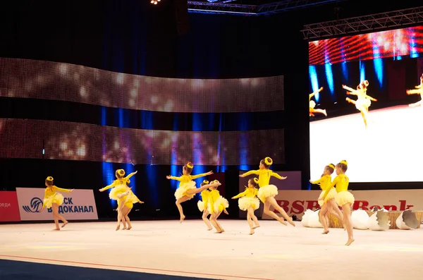 MINSK, BÉLARO 5 DE DICIEMBRE: gimnasta no identificada de la "Escuela de deportes sindicales" participa con "Pollos" en las competiciones infantiles "Baby Cup - BSB Bank" en gimnasia, 05 de diciembre de 2015 en Mins — Foto de Stock