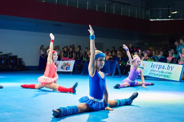 振り付け、2015 年 11 月 28 日、ベラルーシのミンスクでの 'Megadance' 子供の大会. — ストック写真