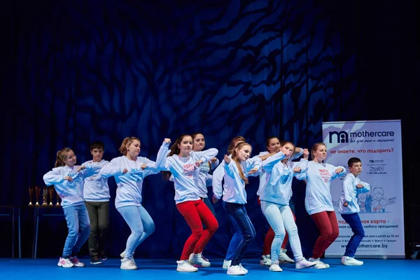 "Megatánc" gyerekek versenyeken, a koreográfia, 28 November 2015-Minszk, Fehéroroszország. — Stock Fotó