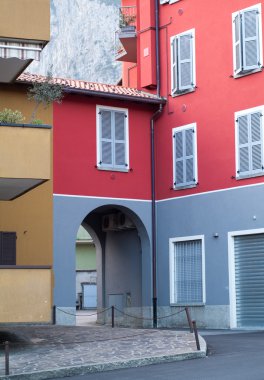 Kırmızı ve gri bina