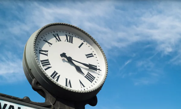 Große weiße Uhr — Stockfoto