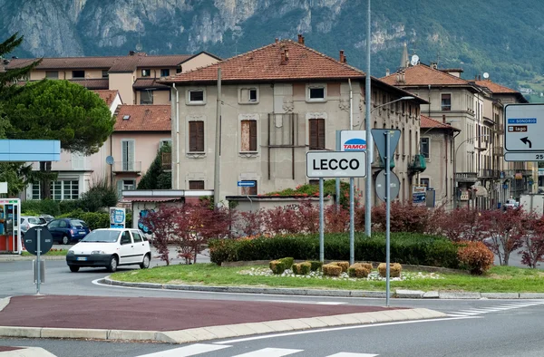 Una rotonda en Lecco — Foto de Stock