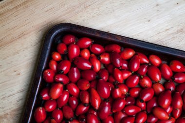 Fırın tepsisindeki kuşburnu çilek