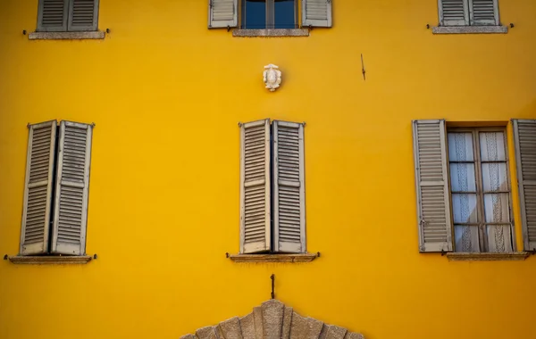 Leuchtend gelbe Fassade — Stockfoto