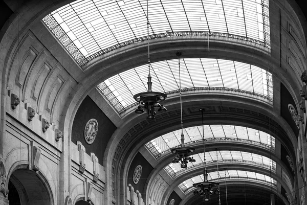 Bebé esperando embarazo joven alegreMilano centrale Tren İstasyonu'na — Stok fotoğraf