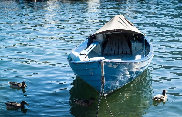 Голубое озеро Комо лодка — стоковое фото