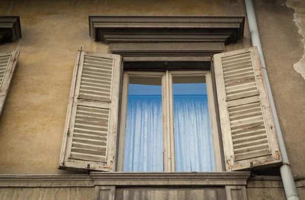 Velha janela italiana — Fotografia de Stock