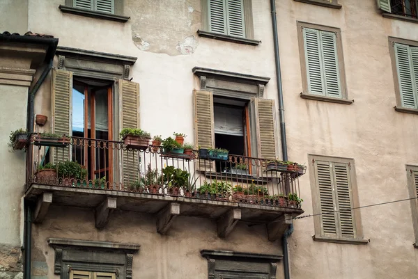 Vieux balcon italien — Photo