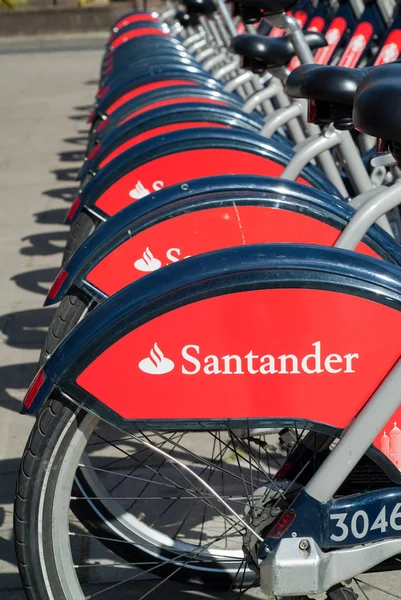 Santander bicicletas em uma fileira — Fotografia de Stock