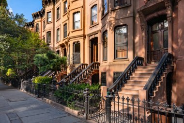 Brooklyn 'deki Park Slope Tarihi Bölgesi' nde tarihi evlerde. New York City, ABD 'de klasik konut mimarisi