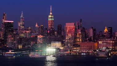 Alacakaranlıktaki Chelsea limanı ve Manhattan şehir merkezindeki gökdelenlerin hava manzarası. New York Şehri Hudson Nehri rıhtımları boyunca ufuk çizgisi