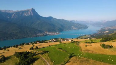Büyük Morgon zirvesi ve Puy-Sanieres ve Savines-le-Lac köyleri ile Serre-Poncon Gölü 'nün hava manzarası. Durance Valley 'de yaz, Hautes-Alpes (Alpler), Fransa