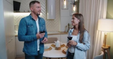 Evli bir çift tatillerini evde kutluyor, şarap içiyor ve eğleniyor. Kadın ve erkek portresi