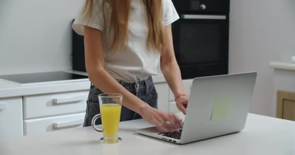 Primo piano su mani dure. Una donna sta scrivendo testo su un computer portatile di buon umore. — Video Stock