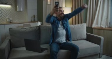 Yakışıklı adam internette çalışıyor ve fotobank, serbest çalışma konsepti, portre, online iş, mutluluk, zafer işareti, kazanan. Satış, telefon, teknoloji