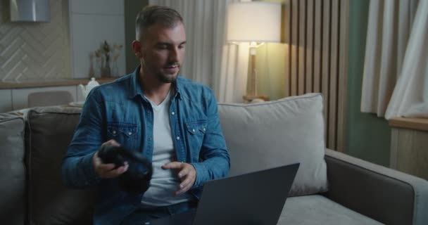 Chico con auriculares viendo lección en línea en la pantalla del ordenador portátil, mano de onda diciendo adiós a tutor mejora. conocimiento del idioma obtener habilidades a través de Internet, la educación a distancia utilizando la tecnología moderna — Vídeos de Stock