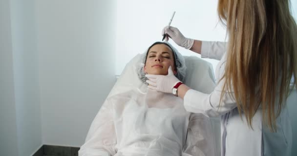 여성의 얼굴 수술을 준비하는 성형외과 의사. — 비디오