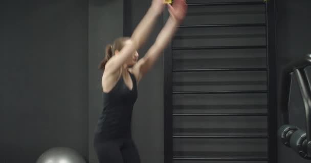 Девушка делает упражнения в спортзале в синем костюме. Потеря веса после пандемии. — стоковое видео