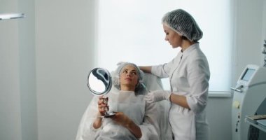 Estetik cerrah kadın yüzü ameliyatına hazırlanıyor. 