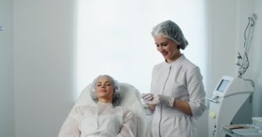 Estetik cerrah kadın yüzü ameliyatına hazırlanıyor. 