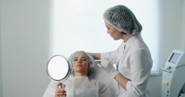 Estetik cerrah kadın yüzü ameliyatına hazırlanıyor. 