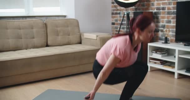 Conceito de aptidão em casa. Mulher fazendo treinamento de força abdominais situps exercícios de piso de peso corporal. — Vídeo de Stock