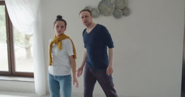 Bir erkek ve bir kadın televizyonun karşısında dans eder, parodi yapar ve televizyonda gösterdiklerini tekrarlarlar.