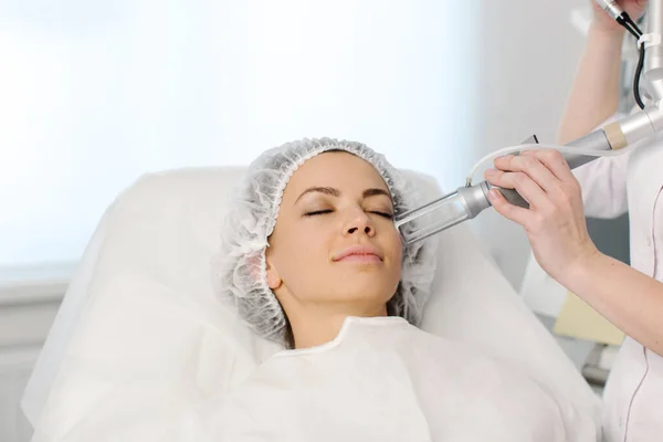 Kozmetoloji. Kadın Surat 'ın güzellik salonunda yüz bakımı yaptırdığı yakın plan. Spa kliniğinde kozmetik prosedürleri.