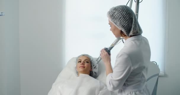 Cosmetología. Primer plano de la cara femenina que tiene tratamiento facial en el salón de belleza. Procedimientos cosméticos en la clínica de spa. — Vídeo de stock