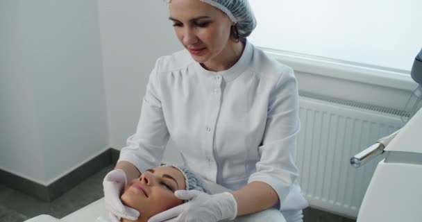 La cosmétologie. Gros plan de visage féminin ayant un traitement du visage dans un salon de beauté. Procédures cosmétiques dans une clinique de spa. — Video