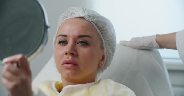 Cosmetologie. Close-up van vrouwelijke gezicht met gezichtsbehandeling in schoonheidssalon. Cosmetische ingrepen in spa kliniek. — Stockvideo
