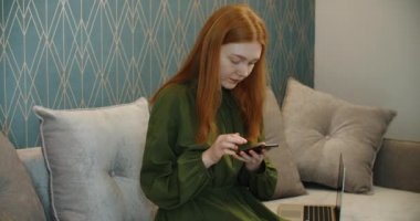 Genç duygusal kadın cep telefonunda zaferle ilgili bir mesaj alıyor. Kazanmak, kazanmak, bahisler.